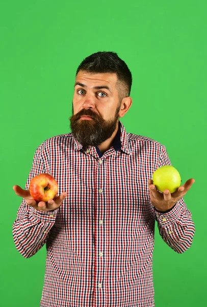Αγρότης με αναποφάσιστο πρόσωπο κρατά φρέσκα φρούτα. — Φωτογραφία Αρχείου
