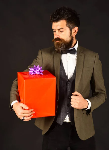 El hombre con barba tiene presente. Empresario con cara seria — Foto de Stock