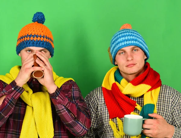 Őszi szezon és barátság. A testvérek teát isznak.. — Stock Fotó