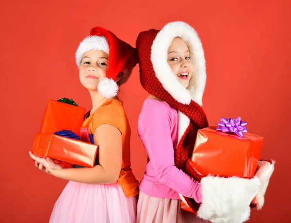 Systrar i jultomten hattar med presentförpackning — Stockfoto