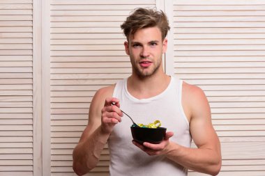 Spor, diyet ve beslenme konsepti. Güçlü kasları olan adam.