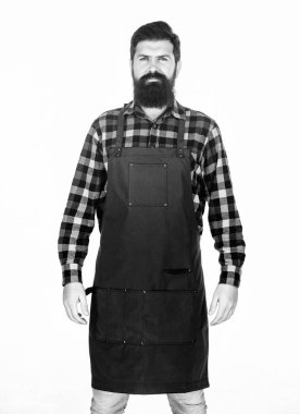 Apron giysilerini sıçramalardan koruyor. Cepleri ile pişirme önlük Master aşçı. Sakallı adam mutfak önlüklerinde yemek pişirir. Izgara aşçı beyaz izole. Uzun sakallı önlük giyen aşçı