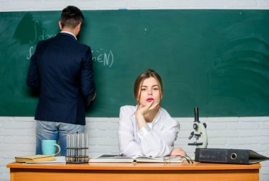 Sınavlara çalışıyorum. Şehvetli kadın, sakallı adamı sorguya çekmeyi öğretiyor. Üniversite öğrencisi diploma için final sınavını geçiyor. Bilgi testi. Kimya veya biyoloji sınavı
