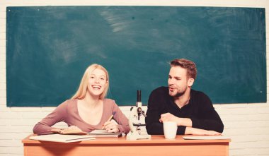 Adam ve kız sınıf oturup. Üniversitede veya üniversitede okumak. Arkadaşlar üniversite okuyan öğrenciler. Üniversite eğlencesi. Modern eğitim. Üniversitede eğleniyor. Kaygısız öğrenciler. Üniversitede zaman zevk