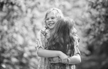 Epeydir görüşmedik. yaz tatili. çocuk günü. uzun sağlıklı saçlı mutlu küçük kızlar. saç sağlığı ve bakımı. kuaför moda ve güzellik. uzun kıvırcık saç. kızlar arkadaşlar yeşil ormanda buluşuyor