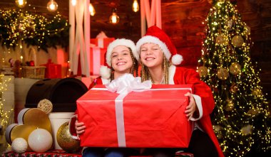 Kış maskeli balosu. Mutluluk ve neşe. Kız arkadaşlar kız kardeşler Noel Baba kostümleri hediye aldı. Noel Baba ekibi. Noel Baba partisi. Mutlu yıllar. Çocuklar Noel arifesinde eğleniyorlar. Dev bir sürpriz.