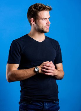 Saat tamiri. Dakik ol. Yakışıklı hippi kol saati takan bir adam. Pahalı bir aksesuar. Kendine güvenen maço lüks saat mavi arka plan. Saatler uygundur. Durum ve itibar