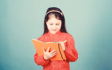 Gelişim eğitimi. Ev ödevi egzersizi. Kompozisyon yazın. Edebiyat kulübü. Kişisel günlük. Çalış ve öğren. Şiir yazarı. Kız kitap ve kalem mavi arka plan tutun. Çocuk kitap yazıyor. Kitap kavramı