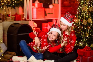 Size de mutlu Noeller. Kız kardeşler aile tatili geçirir. Teşekkür ederim sevgili Noel Baba. Noel 'i seviyorlar. Mutlu noeller. Çocuklar evde eğleniyor. Şöminedeki mutlu küçük kızlar. Yeni Yıl yaklaşıyor.