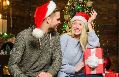 Tatil tüm dünyada kutlandı. Sevgilisi kış tatilini kutluyor. Hediye yapmak sanattır. Birkaç Noel bayramı kutlaması. Rüyalarını tahmin et. Hediye vermek. Tam olarak istediği hediye.