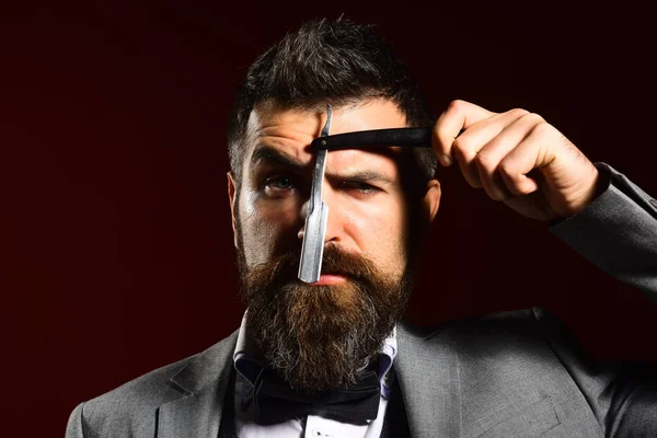 Macho in abito formale radere la barba. Uomo d'affari con volto confuso — Foto Stock