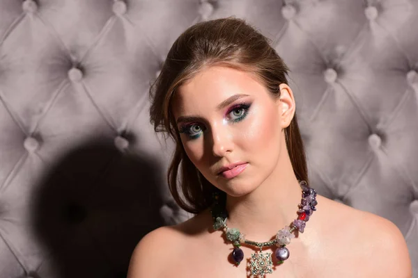 Model s tajemným vzhledem a barevným make-upem — Stock fotografie