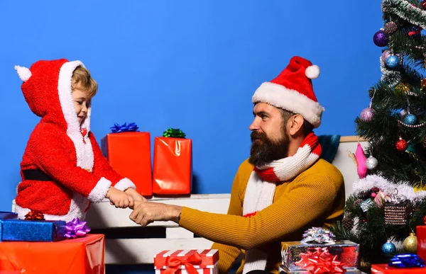 Kerstmis familie speelt samen op blauwe achtergrond. — Stockfoto