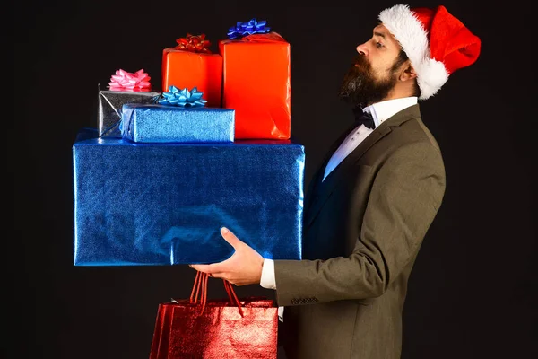 Karácsonyi vásárlás. Menedzser szakállal és halom karácsonyi ajándékkal — Stock Fotó