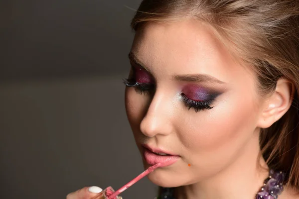 Estilo e conceito de moda: senhora com expressão facial sedutora — Fotografia de Stock