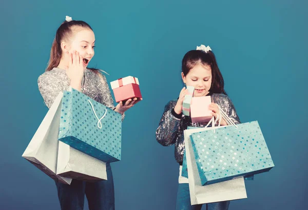 Dia das compras. Pacotes de crianças. Moda infantil. Meninas irmãs amigos com sacos de compras fundo azul. Cada produto entregue a você. Compras e compras. Sexta-feira negra. Venda e desconto — Fotografia de Stock