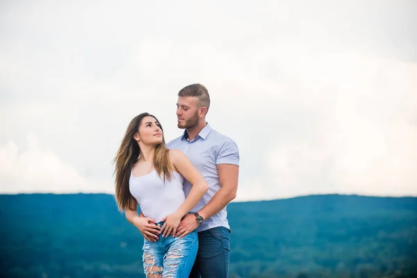 Samen voor altijd wij twee. Liefdesverhaal. Romantische relaties. Leuke en lieve relatie. Een paar verliefd. Een paar doelen concept. Man en vrouw knuffelen de natuur achtergrond. Familie liefde. Toewijding en vertrouwen — Stockfoto