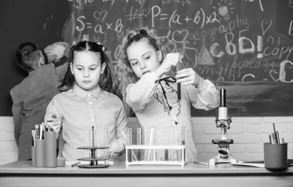 Laboratuvar mikroskobu. mikroskop ile biyoloji deneyleri yapan öğrenciler. Laboratuvardaki küçük çocuklar. Kimya mikroskobu. Okul laboratuvarında kimya öğrenen küçük çocuklar. Yeni yaklaşımlar geliştirme — Stok fotoğraf