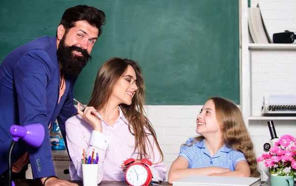 Cours particulier avec tuteurs. Approche individuelle. Tuteur pour l'excellence. Des cours supplémentaires. Enfant doué. Petite fille étudiant avec une équipe de tuteurs. Concept de soutien scolaire à domicile. Tuteurs et programmes parascolaires — Photo