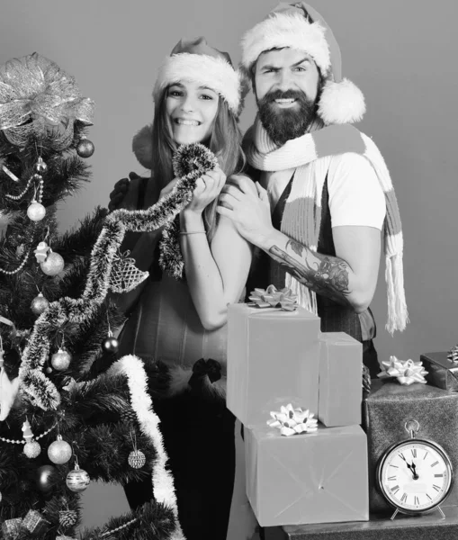 Presentes de Natal e conceito de amor. Santa e menina sexy — Fotografia de Stock