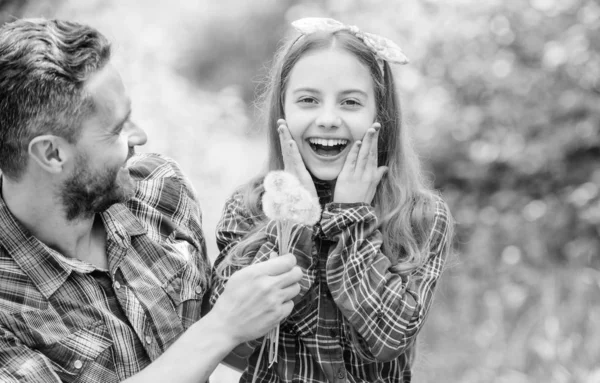 Pensando all'ecologia. Ragazzina e papa 'uomo felice. Giorno di terra. paese del villaggio primaverile. fattoria estiva di famiglia. ecologia. Felice giorno di famiglia. figlia e padre amano il fiore di tarassaco — Foto Stock