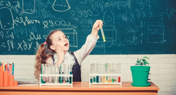 Flicka söt skolelev leka med provrör och färgglada vätskor. Skolans kemiska experiment. Skolutbildning. Framtida vetenskapsman. Utforska och undersök. Skol lektion. Intressant sätt att lära sig — Stockfoto