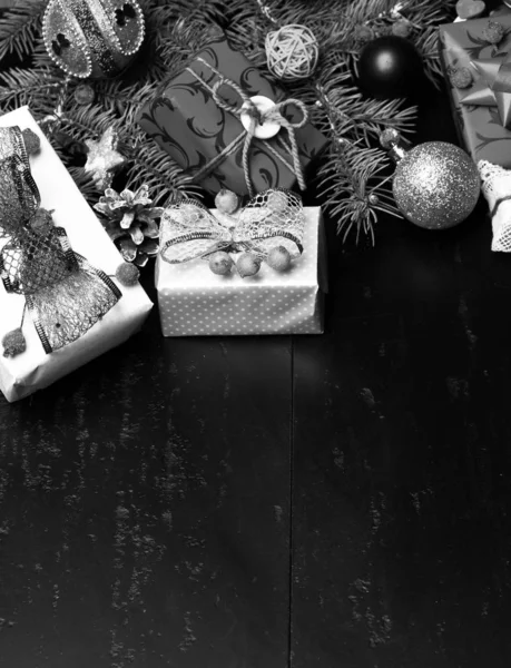 太い木の枝とカラフルなボール。贈り物の装飾品 — ストック写真