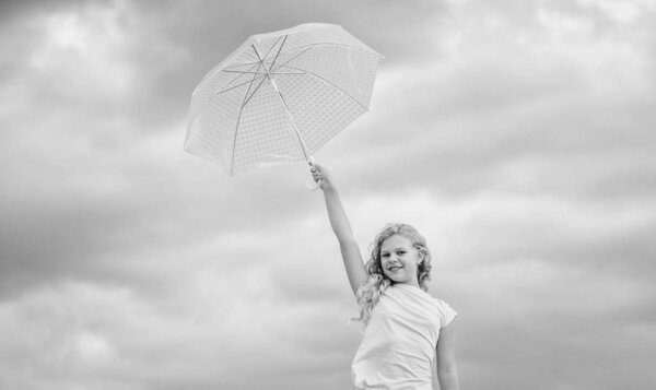 Счастливого дня детей. Наслаждаюсь спокойствием. Беззаботный ребенок на улице. Прогноз погоды. Готов к любой погоде. Погода меняется. Свежий воздух. Девушка с облачным зонтиком на фоне неба. Свобода и свежесть
