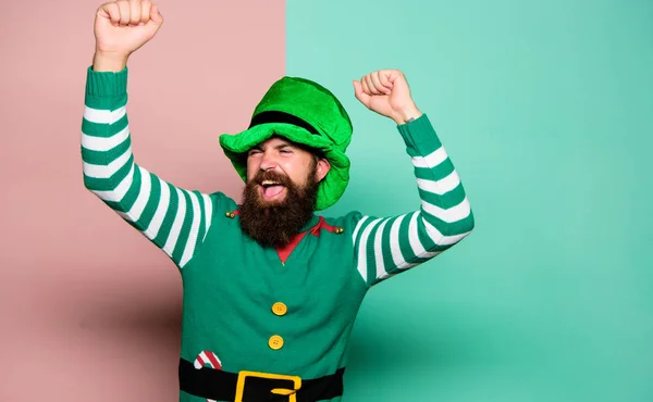 Может повезти. День Святого Патрика. счастливый бородатый хипстер в зеленой шляпе. Рождественский эльф. Счастливого праздника. Человек с бородой веселится. Ирландская традиция пива. Зимний карнавал. Ирландская вечеринка в пабе. взрослый лепрекон — стоковое фото