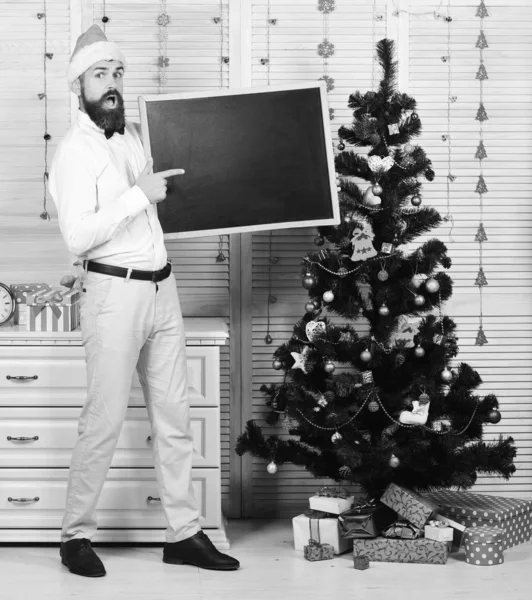 Guy közel karácsonyfa fa falon háttér — Stock Fotó
