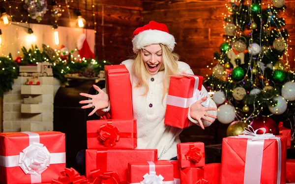太高兴了 圣诞节礼物。 节礼日 快乐的女孩红桑塔帽。 最后的准备 圣诞节的时候 快乐的女人爱礼物。 冬季购物销售。 在家里庆祝新年 — 图库照片