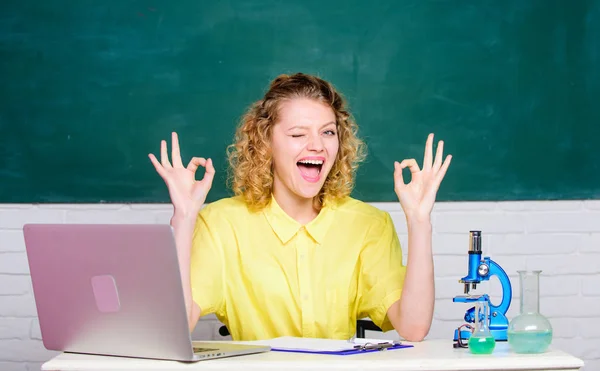 Universitair student of onderwijzer. Start een eigen onderzoeksproject. Educatief programma voor begaafde jongeren. Vraag een beurs en een beurs aan voor een talentvolle student. Student meisje met laptop en microscoop — Stockfoto