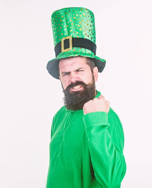 爱尔兰人的力量。有胡子的爱尔兰人扭动着胳膊。快乐的圣父母日。带着胡子的人庆祝圣父女日。在绿色小妖精帽子和服装的希普斯特 — 图库照片