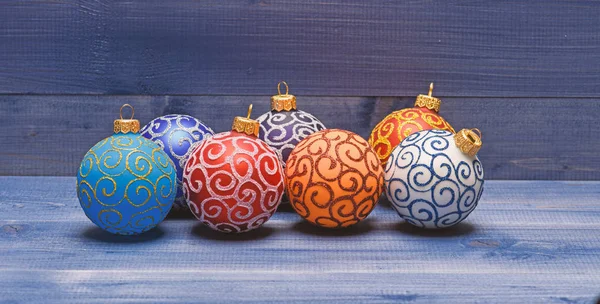 Válassza ki a színes dekorációk. Modern karácsonyi dekoráció. Golyókat, csillogó és csillogó dekoratív díszítőelemekkel rendelkeznek. Karácsonyi díszek, dekoráció, vintage, fa háttér. Karácsonyi díszek koncepció — Stock Fotó