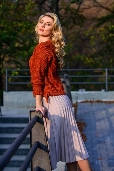 Осенняя мода. Очаровательная леди наслаждается солнечной осенью. Женщина гуляет в осеннем парке. Уютный трикотаж. Вязаный свитер. Модная одежда. Красивая блондинка. Женственность и нежность. Осенний стильный наряд — стоковое фото