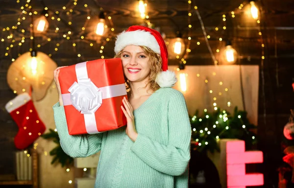 Festa del Natale. felice anno nuovo. Festeggiamo Natale con la famiglia. Buon Natale a tutti. ragazza in scatola regalo cappello di Babbo Natale. donna allegra condividere regalo di Natale. vacanze invernali e vacanze. Shopping natalizio — Foto Stock