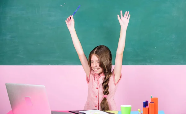 Einde van de les. Online onderwijs. Ik werk aan het project. slim schoolmeisje in de klas. terug naar school. Een kleine pupil met laptop. Kinderstudie online. kennisdag. 4G internet voor weblog — Stockfoto