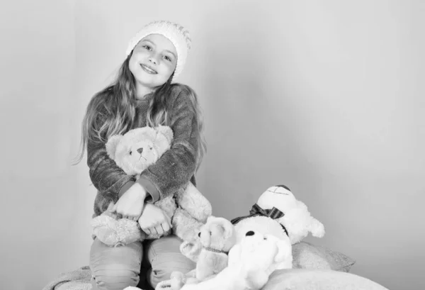 Kid beetje meisje spelen met zacht stuk speelgoed teddybeer roze achtergrond. Unieke bijlagen bij opgezette dieren. Kind klein meisje speelse houden teddy bear knuffel. Teddyberen verbeteren psychologische welzijn — Stockfoto