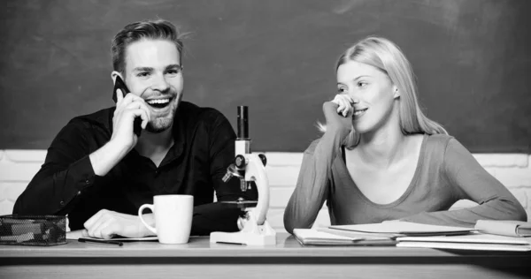 Sujet universitaire difficile. Expérience scientifique. Homme et fille au bureau avec microscope. Étudier au collège ou à l'université. Cours de biologie. Étudiants universitaires. Génétique et génie — Photo