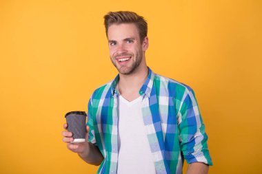 Misafirperver barista size içecek ikram ediyor. İlham için iç. Yakışıklı adam kağıt bardak yapmak için kahve içer. Kafe konsepti. Kahve dükkanı. İyi sabahlar. Mutlu gülen adam, taze sıcak kahvenin tadını çıkar.