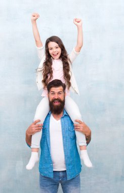 Birlikte daha iyi. Babalar Günü 'nü kutlayan mutlu aile. Küçük kız ve baba tatilleri kutlamayı severler. Hippi çocuğu sırtında taşır. Tatil kutlaması. Mutlu kutlamalar. Kutlamaya devam