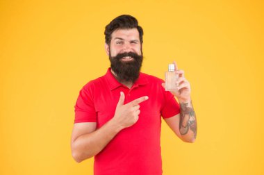 Parfüm seç. Misk kokulu madde, genelde temel notalarda kullanılır. Losyon spreyi. Parfüm ürünleri konsepti. Sakallı, yakışıklı adam şişe parfümü kullanıyor. Parfüm sürmüş.