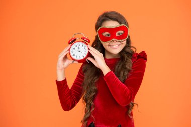 Kış karnavalı. Maskeli balo konsepti. Çocuk göz maskesi takıyor. Maske takan bir kız. Kış etkinliği ve eğlence. Çocuk gelişimi. Anonim olarak halka açık bir etkinliği ziyaret et. Kış yeni yıl partisi