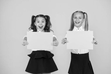 Sosyal poster fotokopi alanı. Sosyalleşme çocukların birbirleriyle nasıl geçindiğini içerir. Okulun sosyalleşmesi. Kız okul üniforması posteri. Okul konseptine geri dönelim. Liseli kızlar gösteri afişi