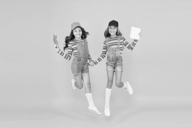 Pozitif enerji üretin, aktif katılımı teşvik edin. Çalışalım. Eğitim için heyecanlıyım. Çalışma grupları öğrencilerin materyalleri daha derin öğrenmelerini sağlar. Kitapları olan çocuk kızlar birlikte çalışır. Okula geri dön