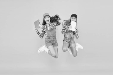 Hadi çalışalım. Pozitif enerji yaratmak, aktif katılımı teşvik etmek. Okula dönelim. Çalışacağım için heyecanlıyım. Çalışma grupları öğrencilerin materyali daha derinden öğrenmelerine yardımcı olur. Kitapları olan çocuklar birlikte okuyorlar.