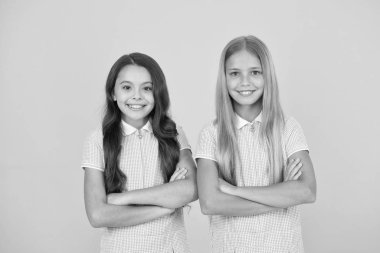 vintage tarzı. Retro üniformalı küçük kızlar. eski okul moda. Okula geri dön. uzun saçlı mutlu güzellik. mutlu çocukluk. esmer ve sarı saç sağlığı. kardeşlik. En iyi dostlar. Saç dökülmesi