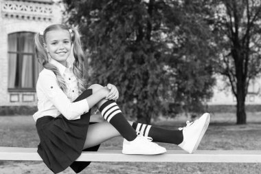 Keyifli dakikalar. Okul bahçesinde dinleniyorum. Sınıflar arasında dinlenen mükemmel bir kız öğrenci. Yaşam dengesi. Resmi üniforma lı öğrenci sevimli çocuk açık havada rahatlatıcı. Dinlenme ve eğlenme zamanı