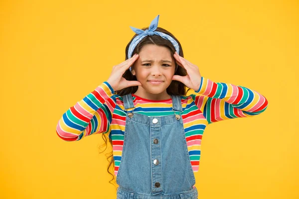 Ich fühle mich krank und gestresst. Müdes kleines Mädchen. kleines Mädchen mit Kopfschmerzen. Retro-Mädchen drücken Glück aus. Sommerferienfreude. Kleines Kind gelb Hintergrund. Schönheit und Mode. Glückliche Kindheit — Stockfoto