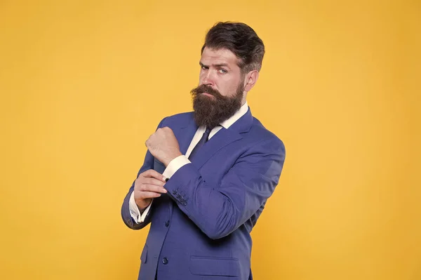 Gestor de topo hipster bonito bem sucedido. Empreendedor motivado sério. Barbearia e estilista. Conceito de homem bonito. Porque vales a pena. Homem barbudo bonito empresário confiante em terno formal — Fotografia de Stock